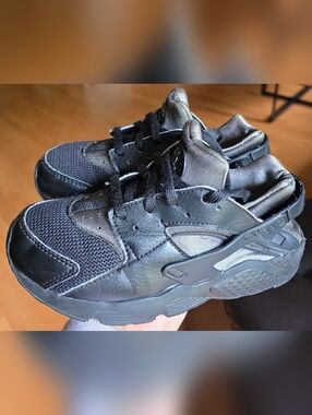 Sz 1Y Little Kids NIKE AIR HUARACHE "Black" Athletic Shoes